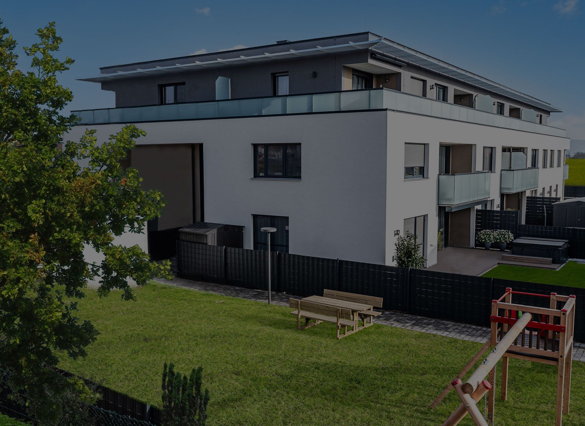 Ein verdunkeltes Bild eines modernen, neuen Wohnhauses.